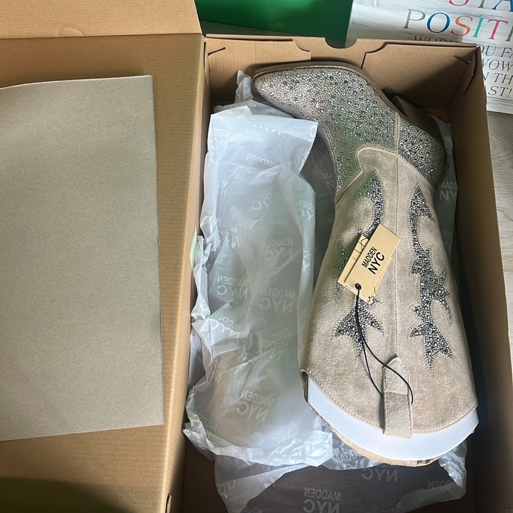 NWT boots size 6 cream color with silver - Picture 7 of 7